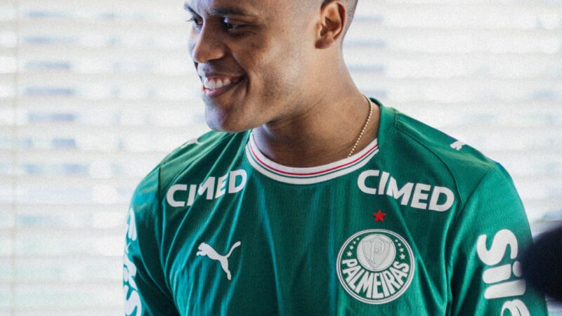 Arias chega ao Brasil e posa com a camisa do Palmeiras; veja fotos