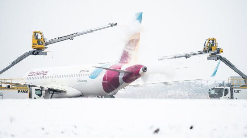 Aeroporto de Berlim, na Alemanha, cancela decolagens devido à neve e chuva