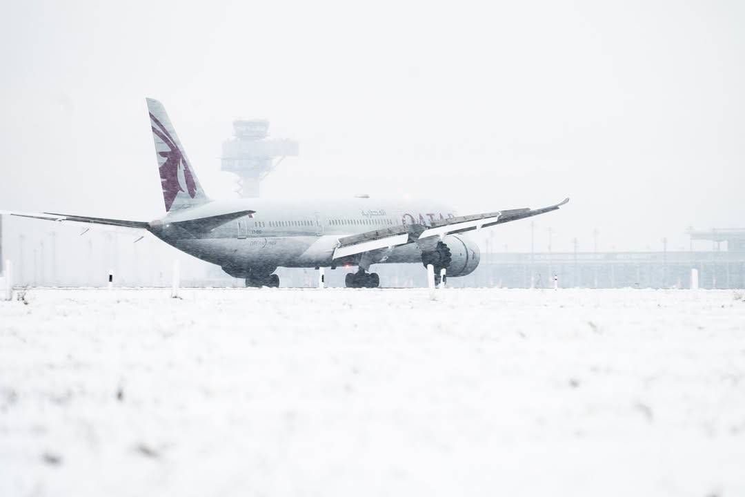 Aeroporto de Berlim, na Alemanha, continua fechado nesta sexta devido a neve e chuva