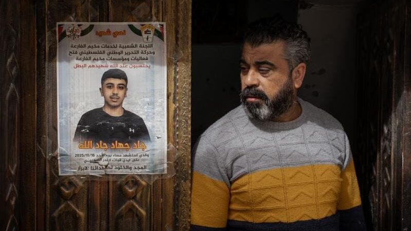 Soldados israelenses atiraram em adolescente palestino e o deixaram sangrar até a morte, indicam vídeos