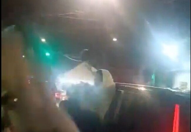 Bad Bunny interage com torcedores do Palmeiras que comemoravam classificação