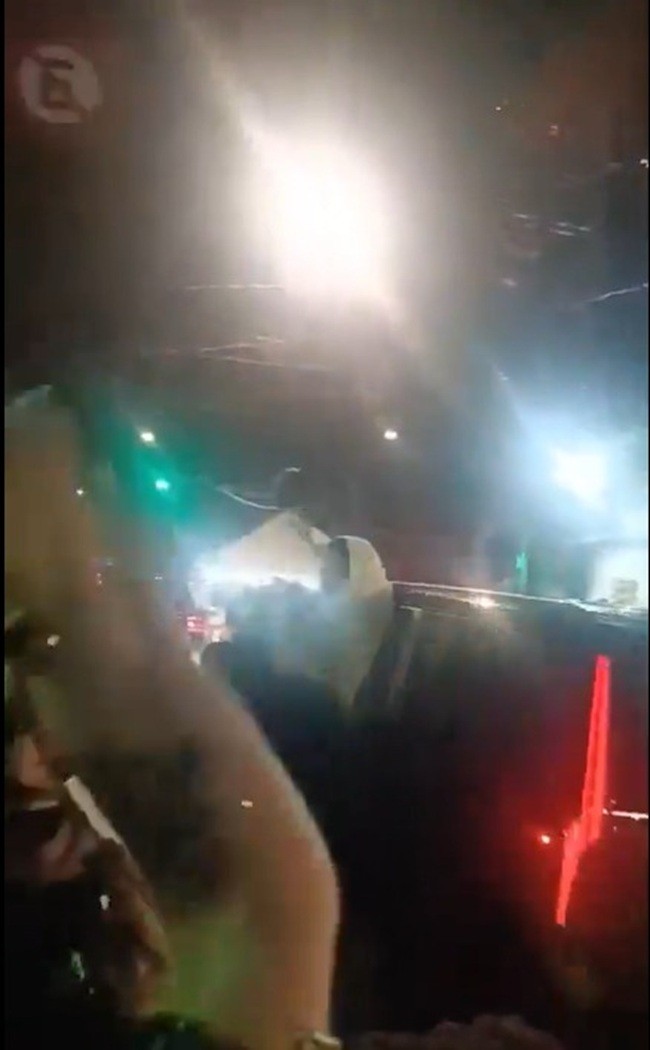 Bad Bunny interage com torcedores do Palmeiras que comemoravam classificação