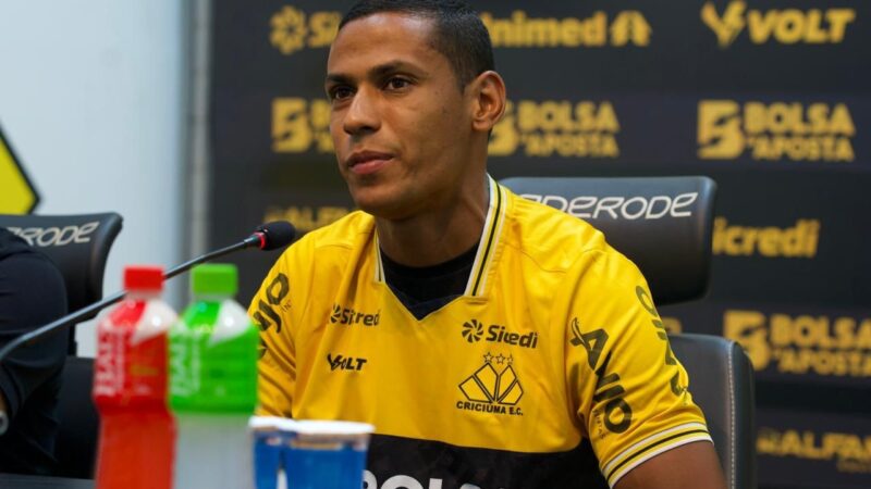 Bruno Alves projeta adaptação no esquema tático do Criciúma: “Já joguei com três zagueiros”