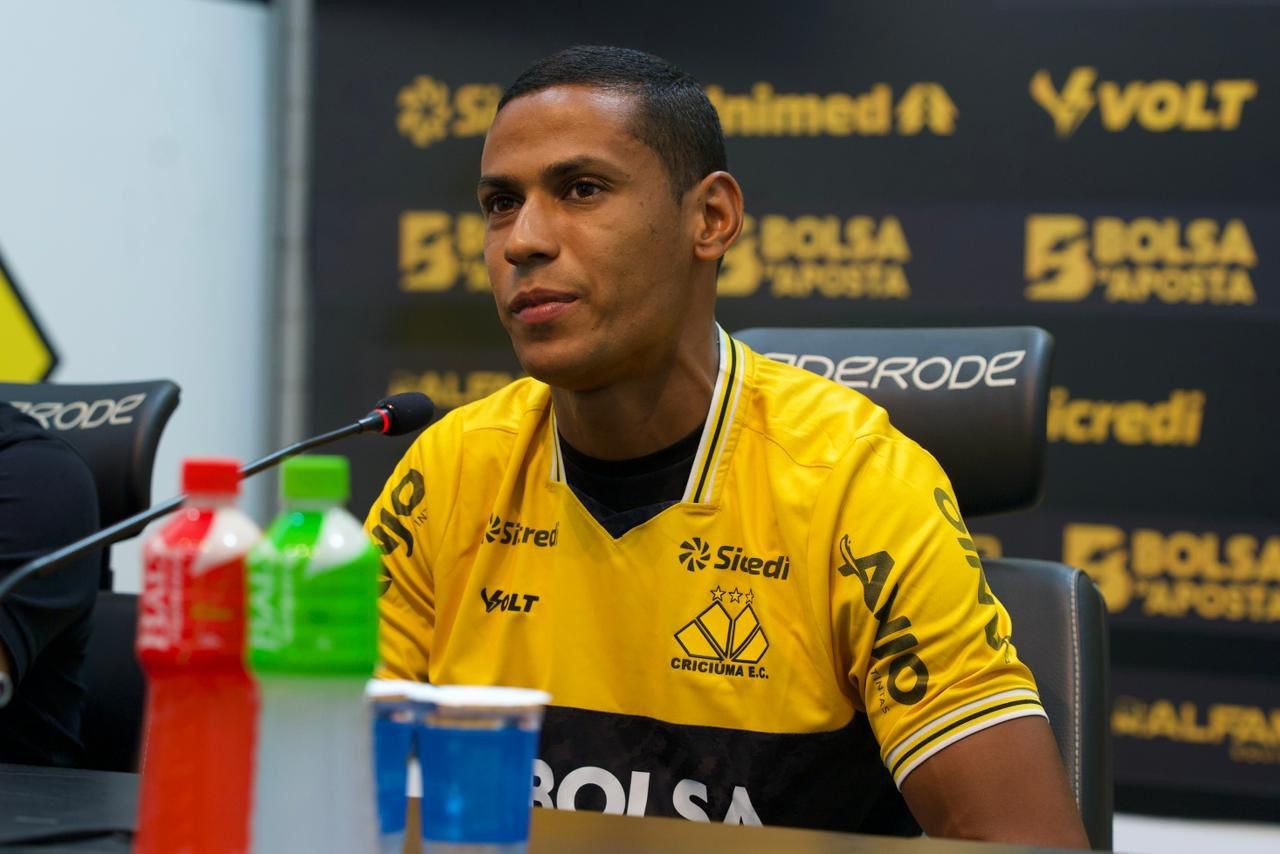 Bruno Alves projeta adaptação no esquema tático do Criciúma: “Já joguei com três zagueiros”