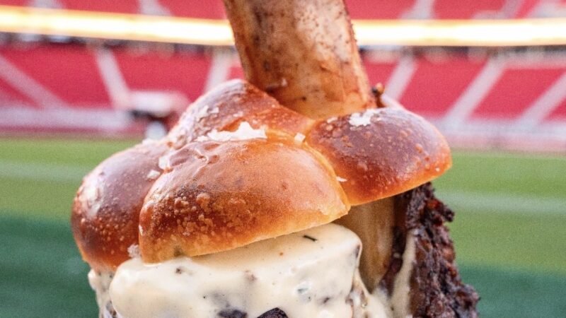 Hambúrguer gigante de quase R$ 1.000 é item mais caro do Super Bowl; veja cardápio