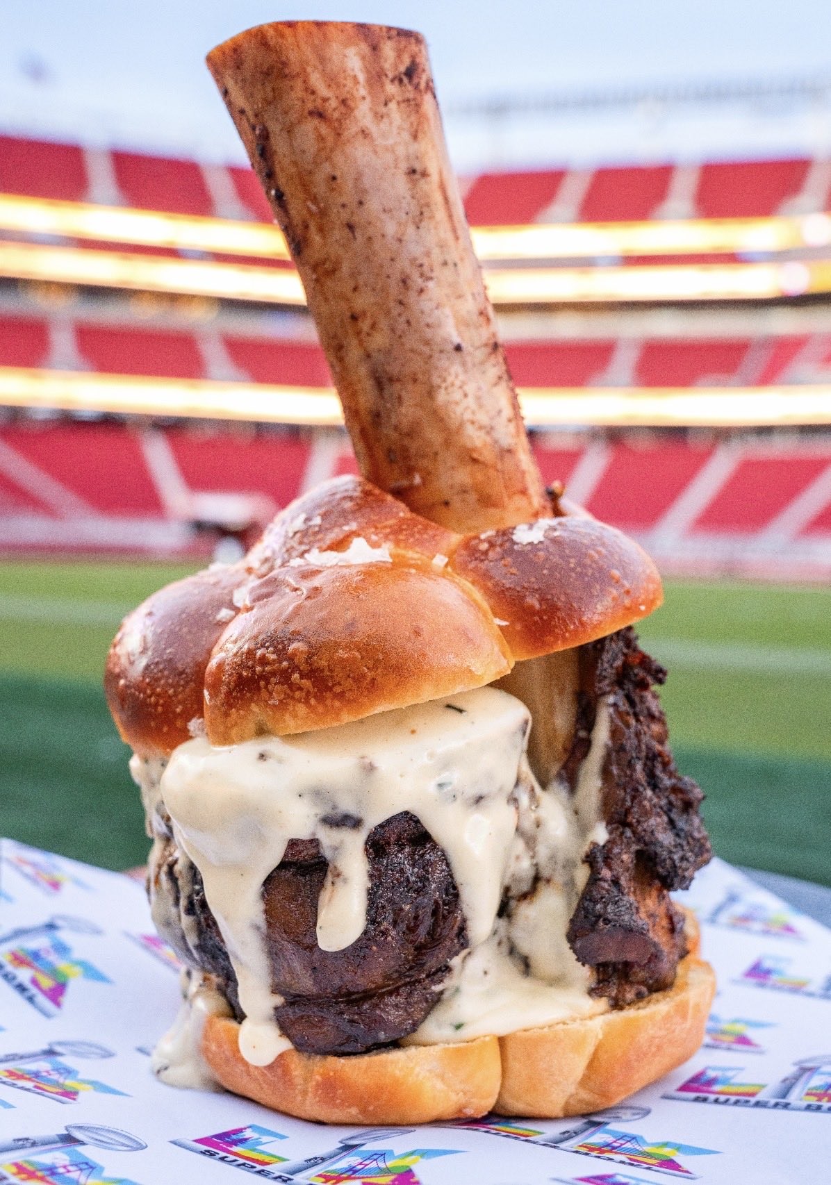 Hambúrguer gigante de quase R$ 1.000 é item mais caro do Super Bowl; veja cardápio