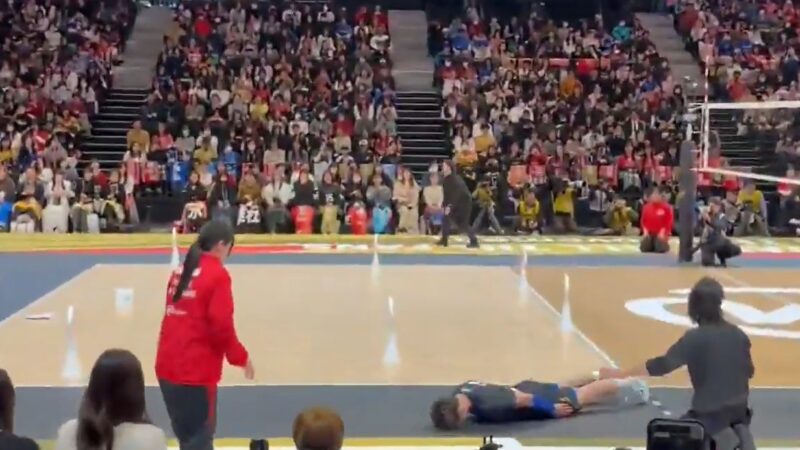 Japonês acerta bolada na juíza e viraliza ao deslizar de cabeça na quadra para pedir desculpas; vídeo