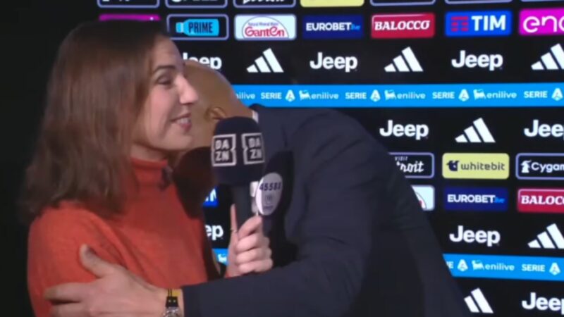 Técnico da Juventus beija ombro de repórter para reclamar de lance com VAR; veja vídeo
