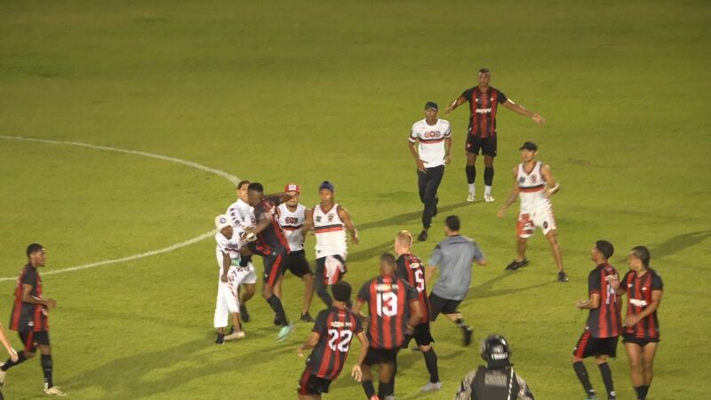 Súmula da confusão: árbitro detalha invasão de campo e conversa com Polícia Militar no jogo Iape x Moto