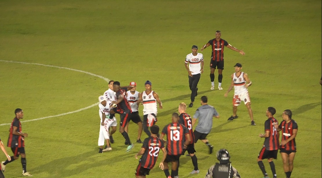 Súmula da confusão: árbitro detalha invasão de campo e conversa com Polícia Militar no jogo Iape x Moto