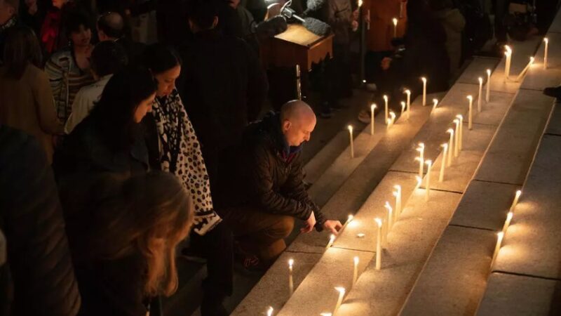 Centenas se reúnem em cerimônia de homenagem às vítimas de ataque em escola no Canadá; polícia identifica atiradora
