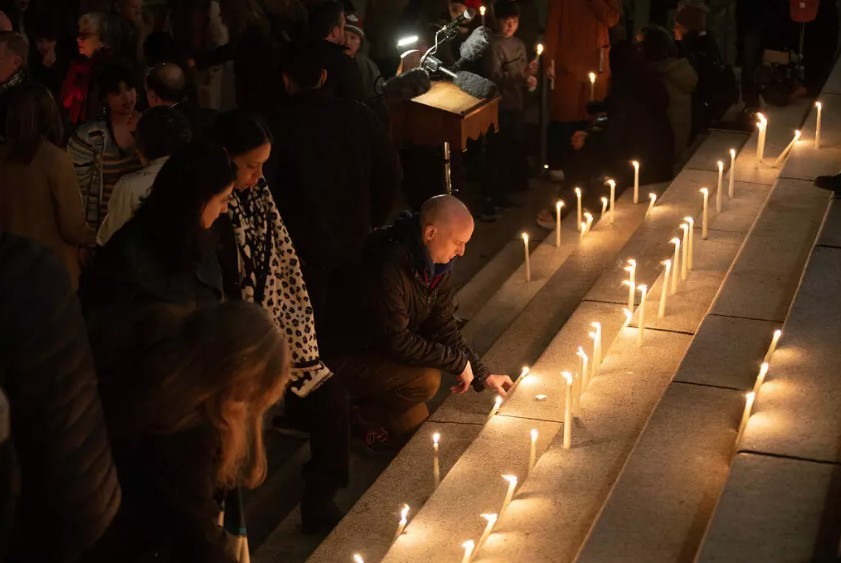 Centenas se reúnem em cerimônia de homenagem às vítimas de ataque em escola no Canadá; polícia identifica atiradora