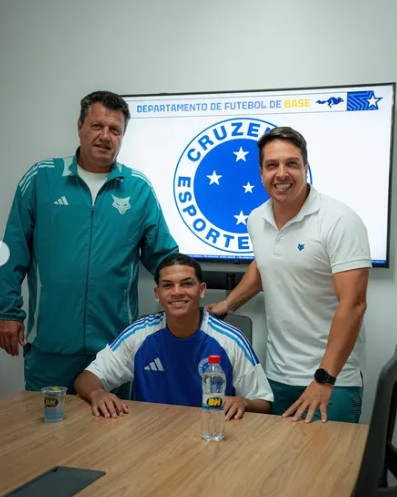 Lateral da base do Cruzeiro assina contrato com multa milionária; veja detalhes