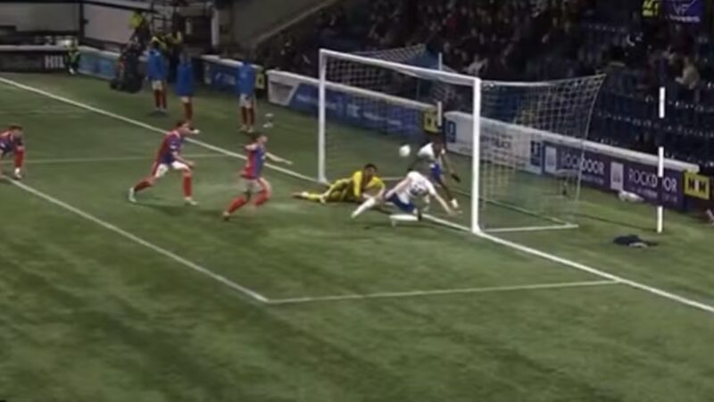 Atacante acerta o travessão na pequena área e, no rebote, tira o gol do colega na Escócia; veja