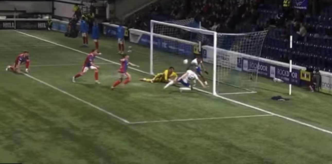 Atacante acerta o travessão na pequena área e, no rebote, tira o gol do colega na Escócia; veja