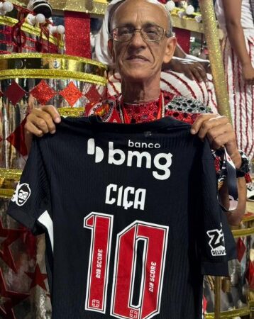 Vasco presenteia mestre Ciça e parabeniza pelo título da Viradouro no Carnaval do Rio