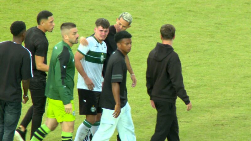 Lavega chora ao perder pênalti na eliminação do Coritiba, recebe voto de confiança e abraço do elenco