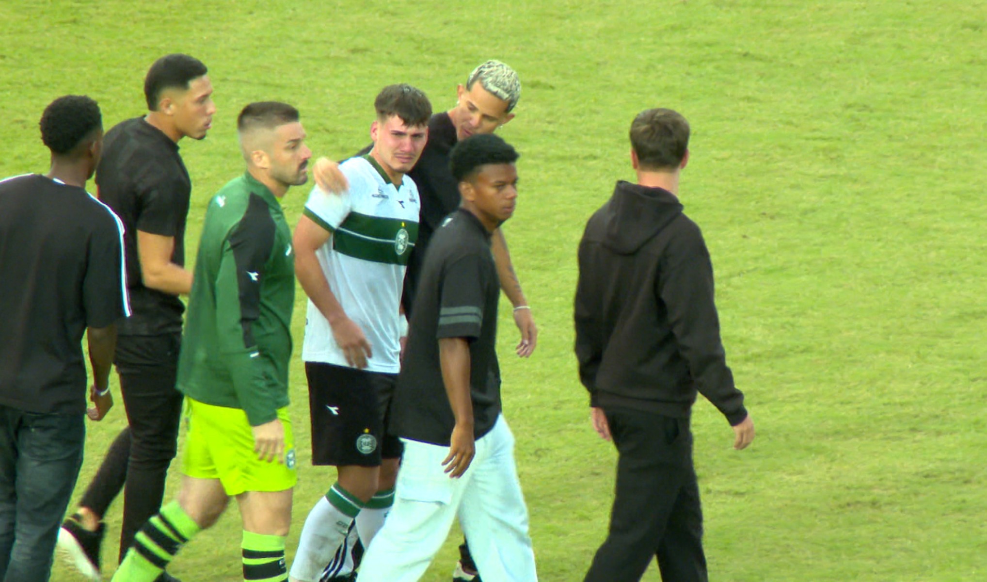 Lavega chora ao perder pênalti na eliminação do Coritiba, recebe voto de confiança e abraço do elenco