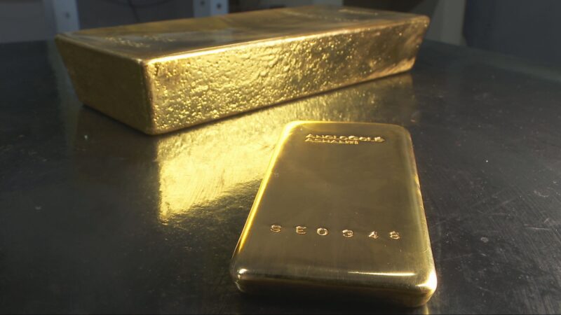 Ouro caminha para maior alta diária desde 2008; prata acompanha