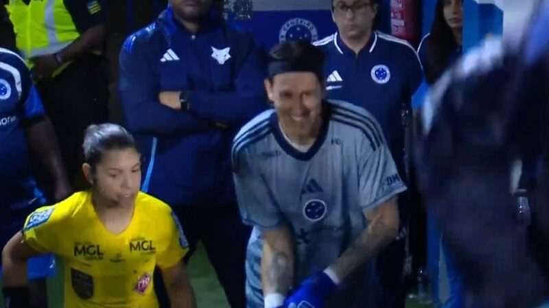 Foi ao banheiro? Jogo do Cruzeiro é paralisado para Cássio ir a vestiário; assista