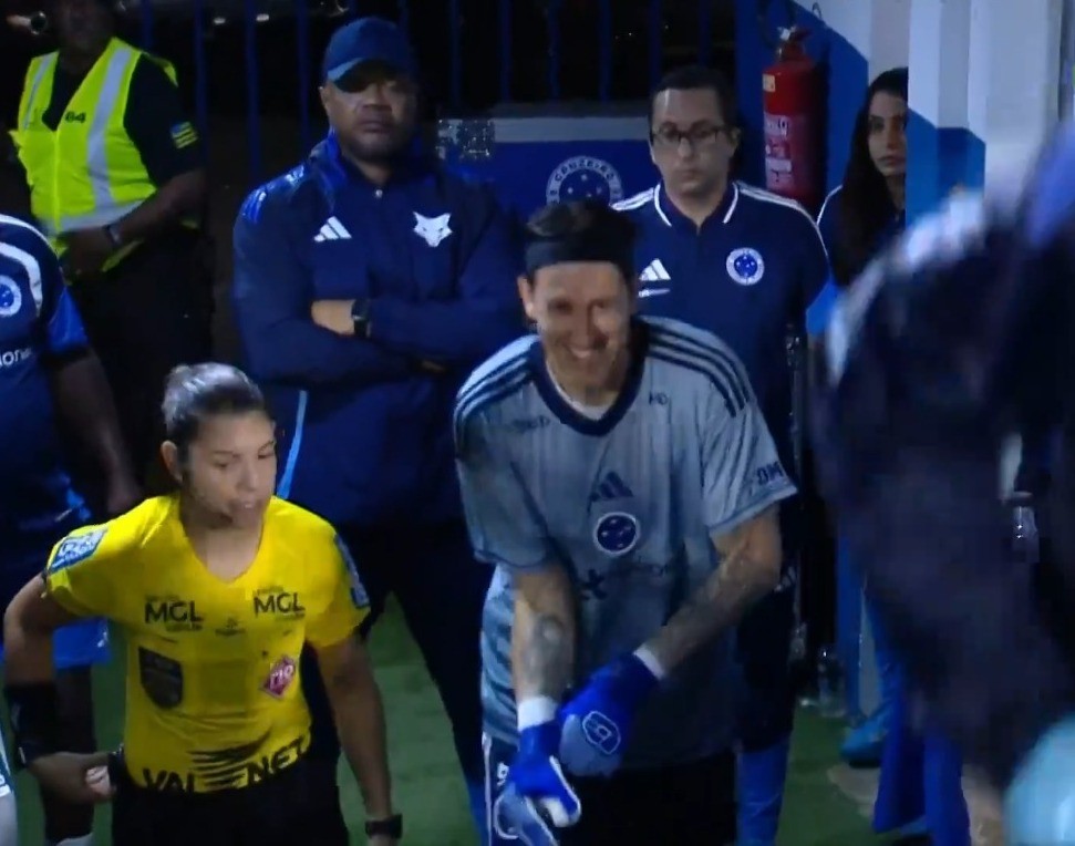 Foi ao banheiro? Jogo do Cruzeiro é paralisado para Cássio ir a vestiário; assista