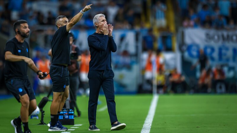 Grêmio reformula elenco com 20 saídas, e Luís Castro valoriza espaço para jovens da base