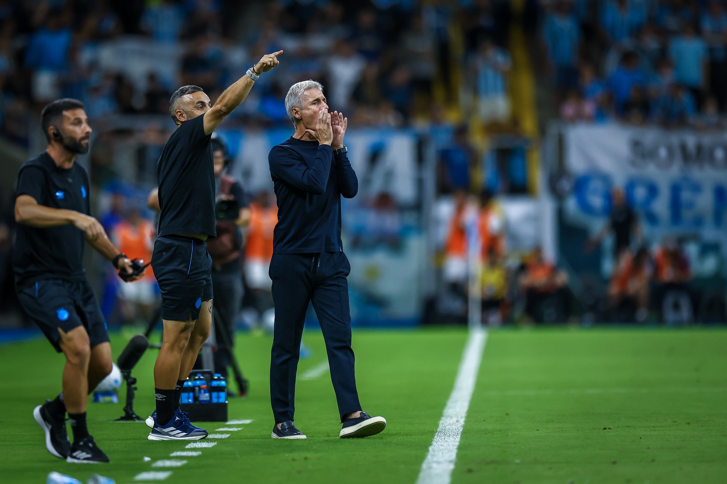 Grêmio reformula elenco com 20 saídas, e Luís Castro valoriza espaço para jovens da base