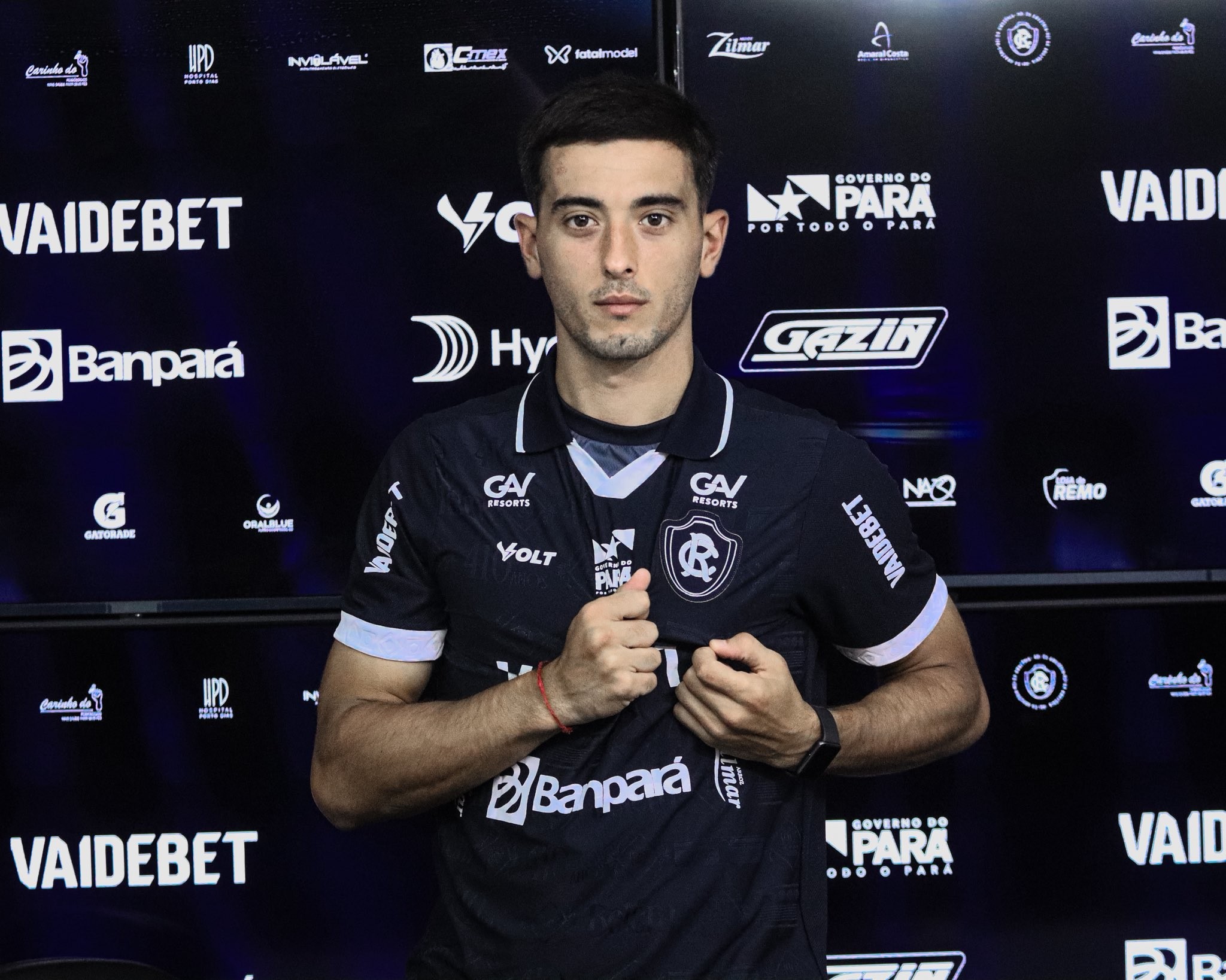 Catarozzi é apresentado no Remo e afirma que vestir a camisa azulina é um grande passo na carreira