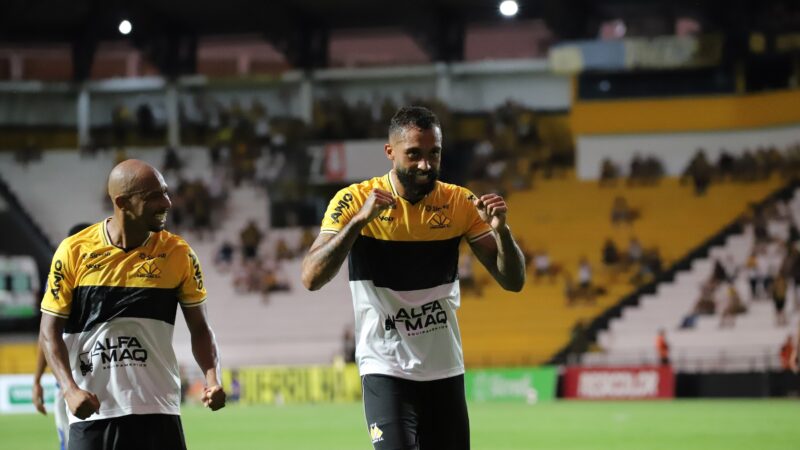 César Martins tem lesão confirmada e segue como dúvida no Criciúma