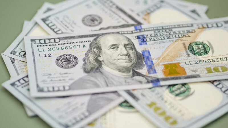 Dólar opera em alta com tarifas de Trump no radar e novas projeções do Focus