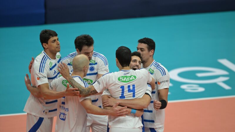 Cruzeiro vence estreante Defensores de Banfield e se classifica para semi do Sul-Americano de vôlei masculino