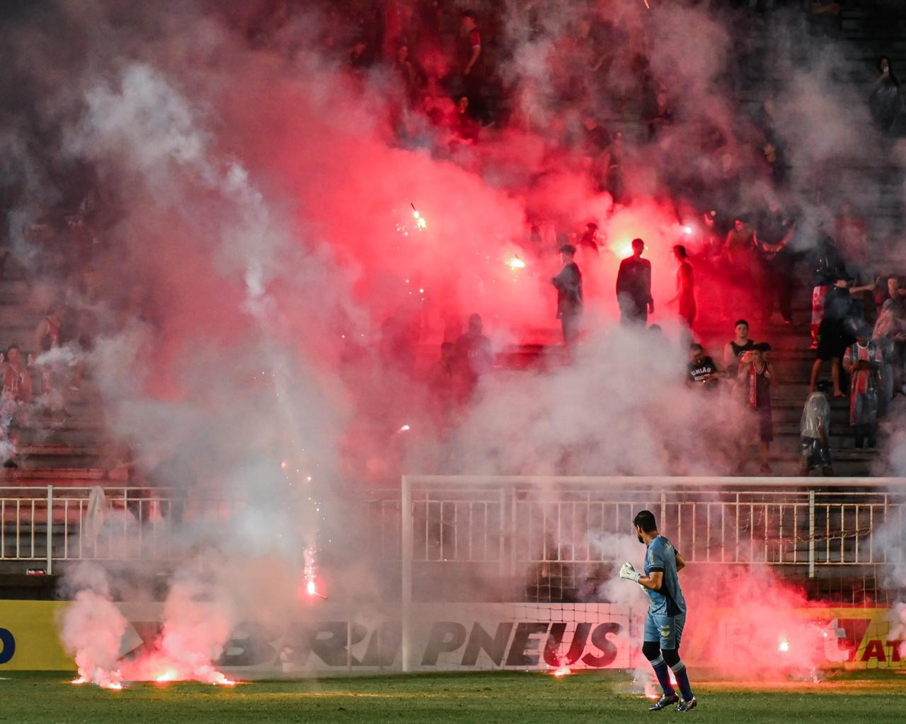Joinville x Marcílio Dias: Árbitro cita arremessos de sinalizadores, latas e bombas no campo
