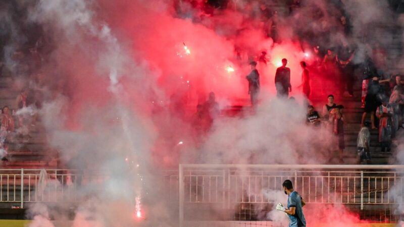 Torcedores arremessam sinalizadores no gramado e jogo é paralisado no Catarinense