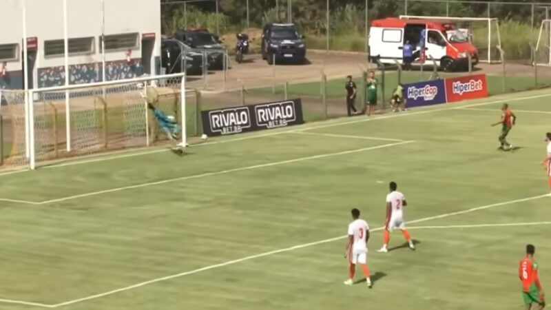Jogador marca golaço contra de fora da área na 3ª divisão de SP; assista