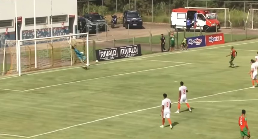 Jogador marca golaço contra de fora da área na 3ª divisão de SP; assista