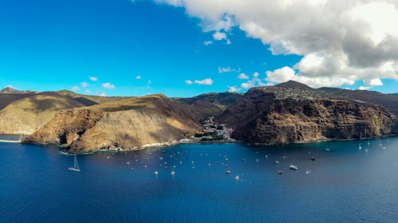 Ilha remota no Atlântico fecha o único aeroporto por falta de segurança, e turistas ficam presos