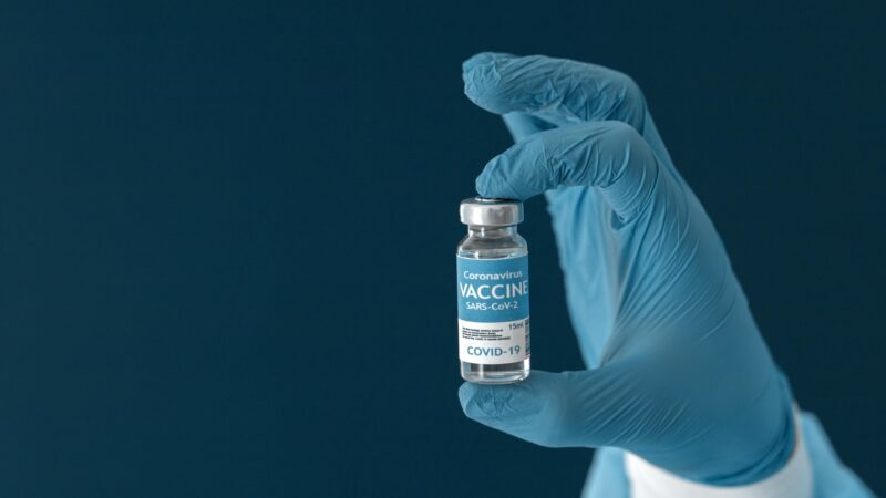 Após cortes, chefe da FDA diz apoiar vacinas de mRNA, mas afirma que governo não deve financiar pesquisas