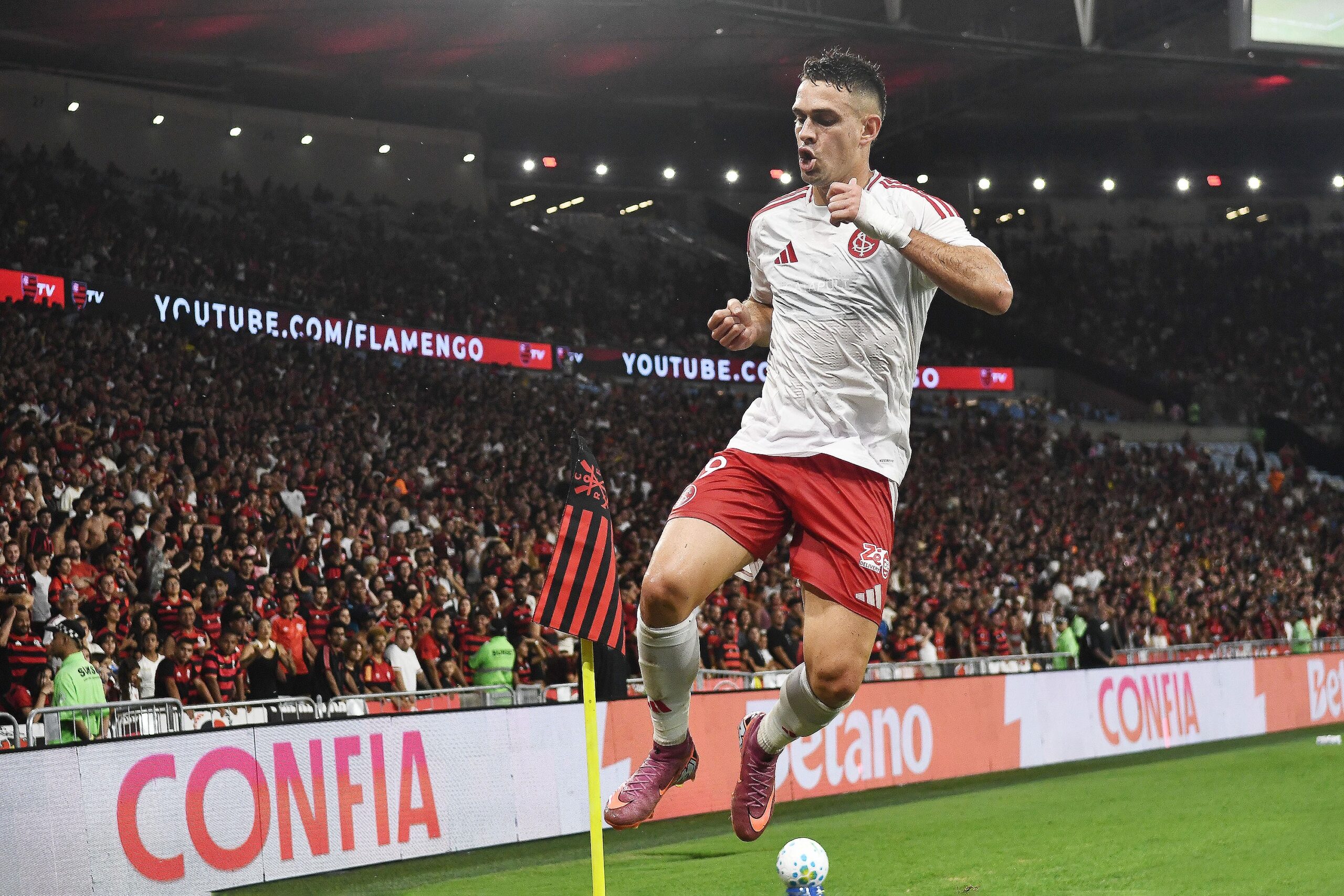 Bastidores: em alta no Inter, Borré treina com ex‑técnico de Salah e monta equipe para elevar o nível