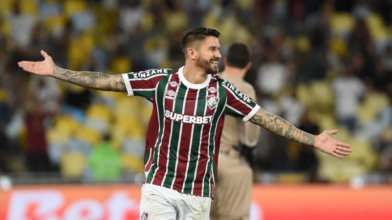 Athletico esbarra em pedida salarial e tem concorrência por Everaldo, do Fluminense