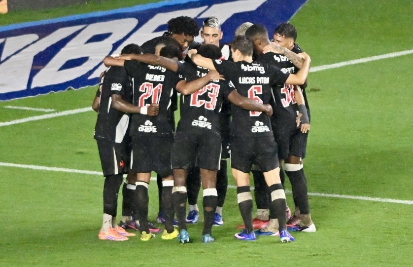 Vasco chega a 15 saídas no elenco e completa barca em dois meses
