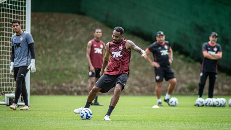 Edu participa de treino coletivo e se aproxima de volta ao Vitória