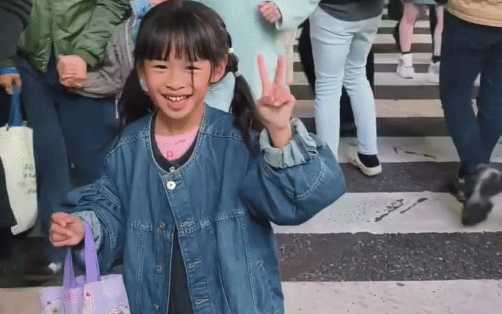 VÍDEO de criança sendo empurrada por mulher em rua de Tóquio causa indignação