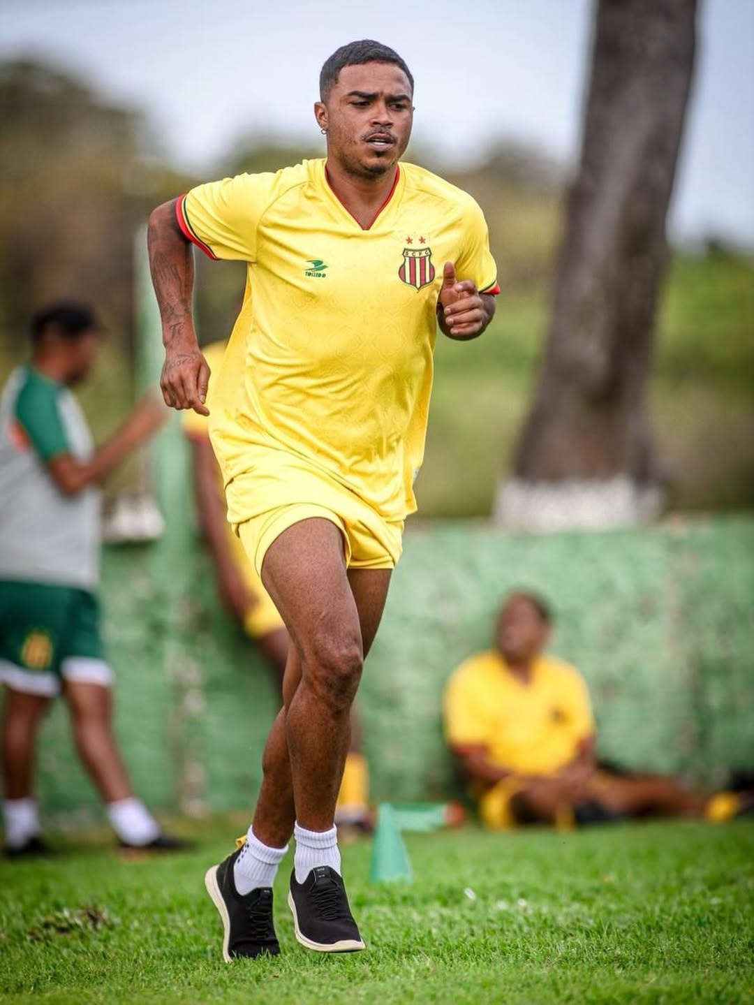 Buscando as pazes com torcida do Sampaio, Emerson Carioca comemora artilharia e avisa: “O gigante tá na semi”