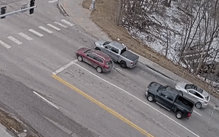 VÍDEO: Buraco se abre na pista e engole carros em cidade dos EUA
