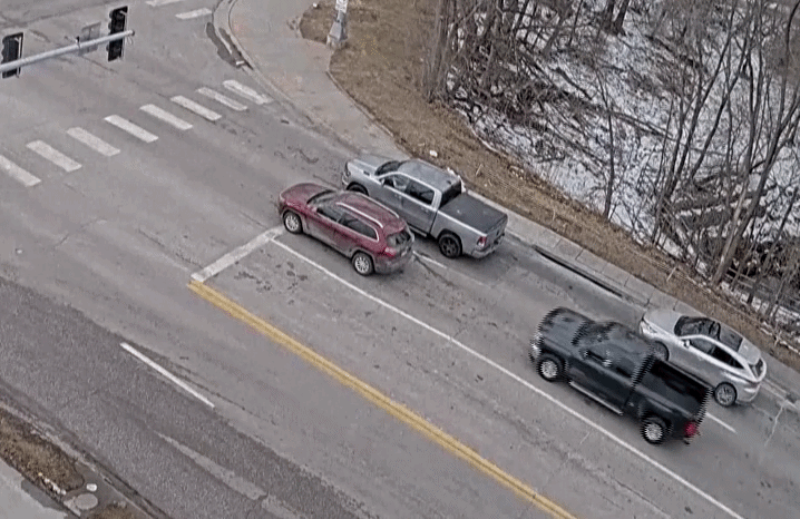 VÍDEO: Buraco se abre na pista e engole carros em cidade dos EUA