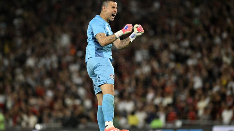 Quatro horas de sono, treino em jejum e exemplo: como Fábio saiu da desconfiança pela idade à idolatria no Fluminense