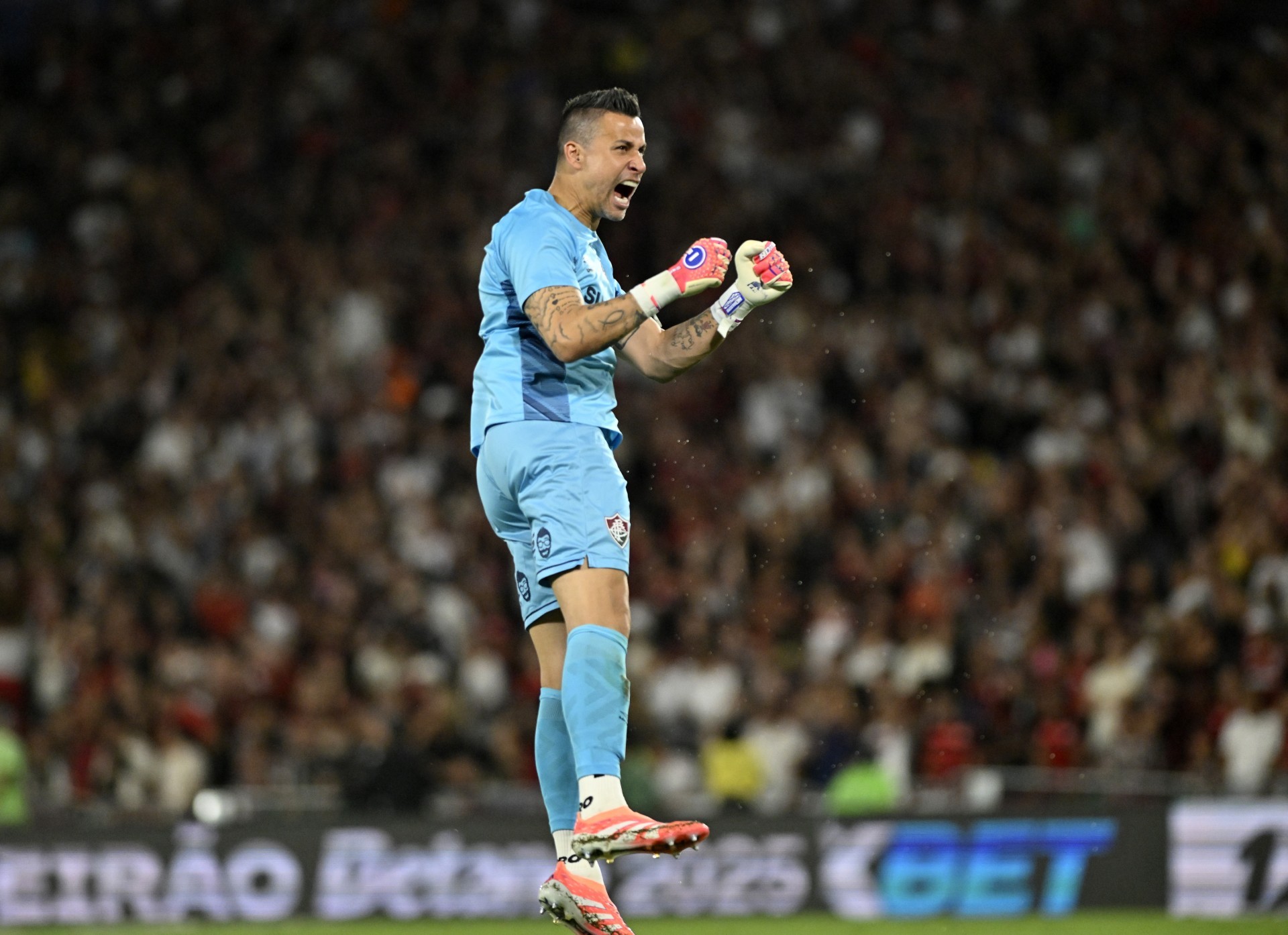 Quatro horas de sono, treino em jejum e exemplo: como Fábio saiu da desconfiança pela idade à idolatria no Fluminense