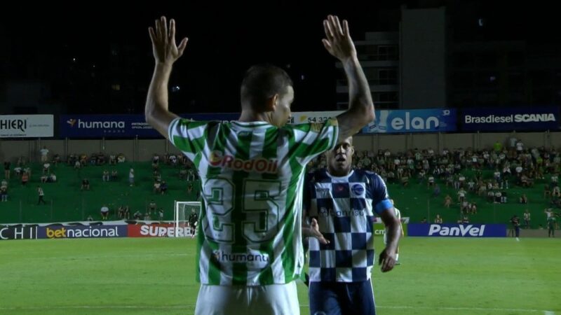 Atacante do Juventude desiste de jogada por lesão de rival e é vaiado pela própria torcida; assista