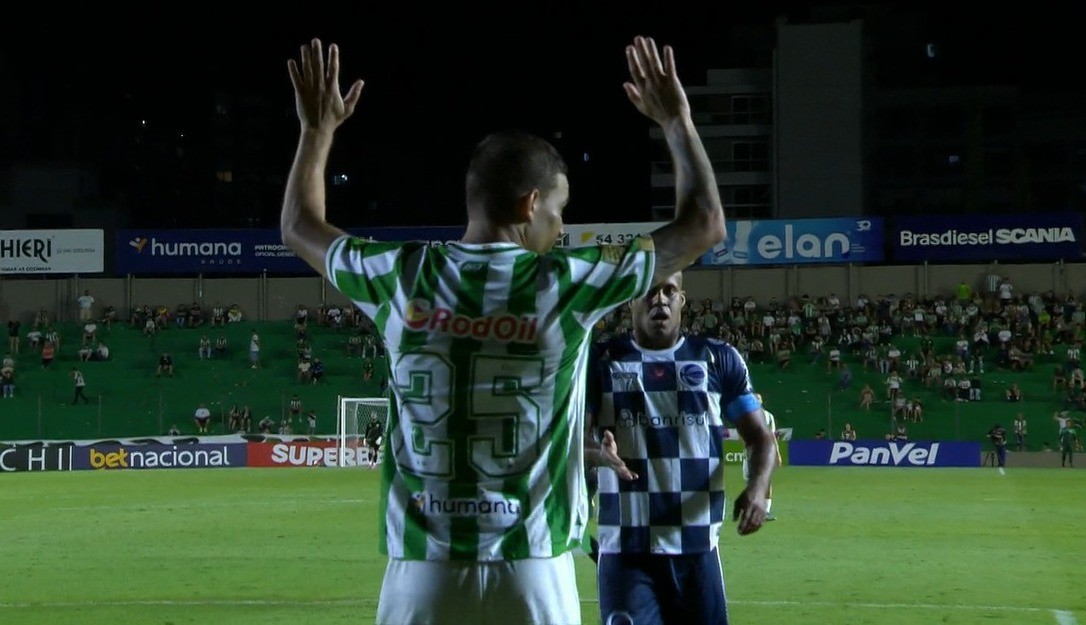 Atacante do Juventude desiste de jogada por lesão de rival e é vaiado pela própria torcida; assista