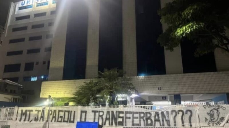 Torcedores protestam contra Marcelo Teixeira e diretoria do Santos: “Já pagou o transferban?”